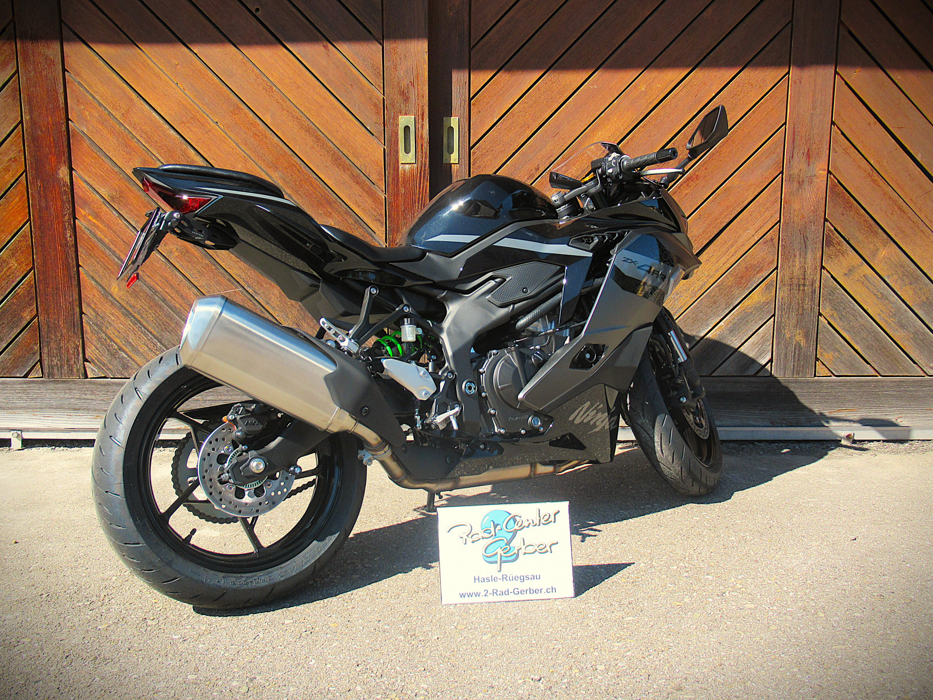 KAWASAKI Ninja ZX-4RR-showroom-element-2