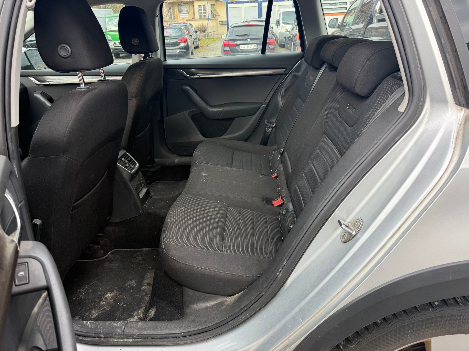 SKODA Octavia Combi 2.0 TDI Scout 4x4 DSG-image-4