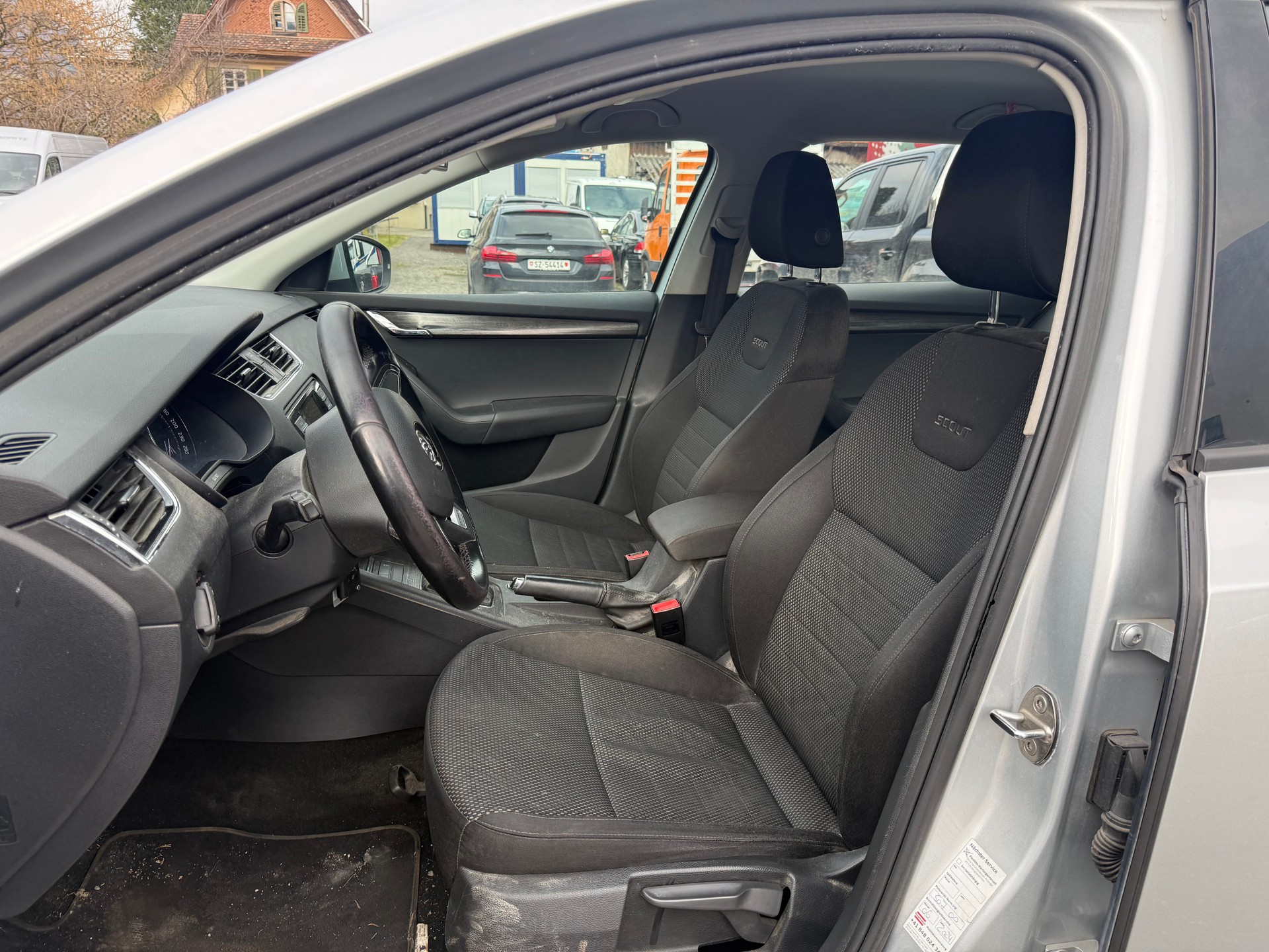 SKODA Octavia Combi 2.0 TDI Scout 4x4 DSG-image-6