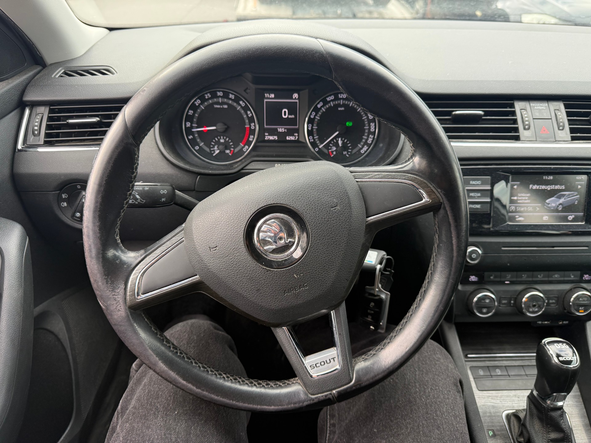 SKODA Octavia Combi 2.0 TDI Scout 4x4 DSG-image-10