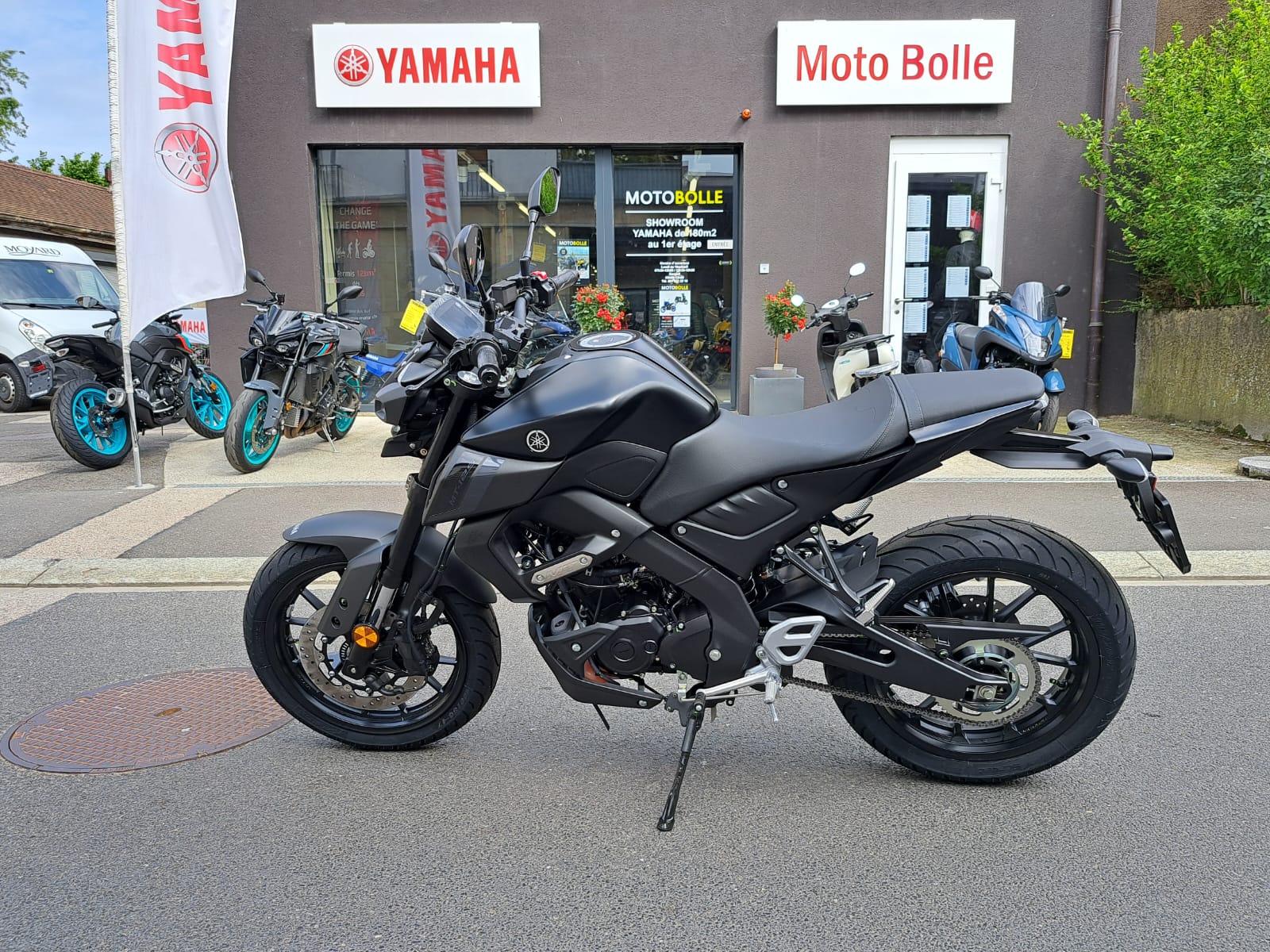 YAMAHA MT-125 ABS-showroom-element-3