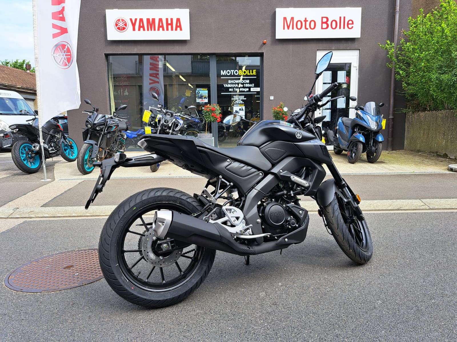 YAMAHA MT-125 ABS-showroom-element-1