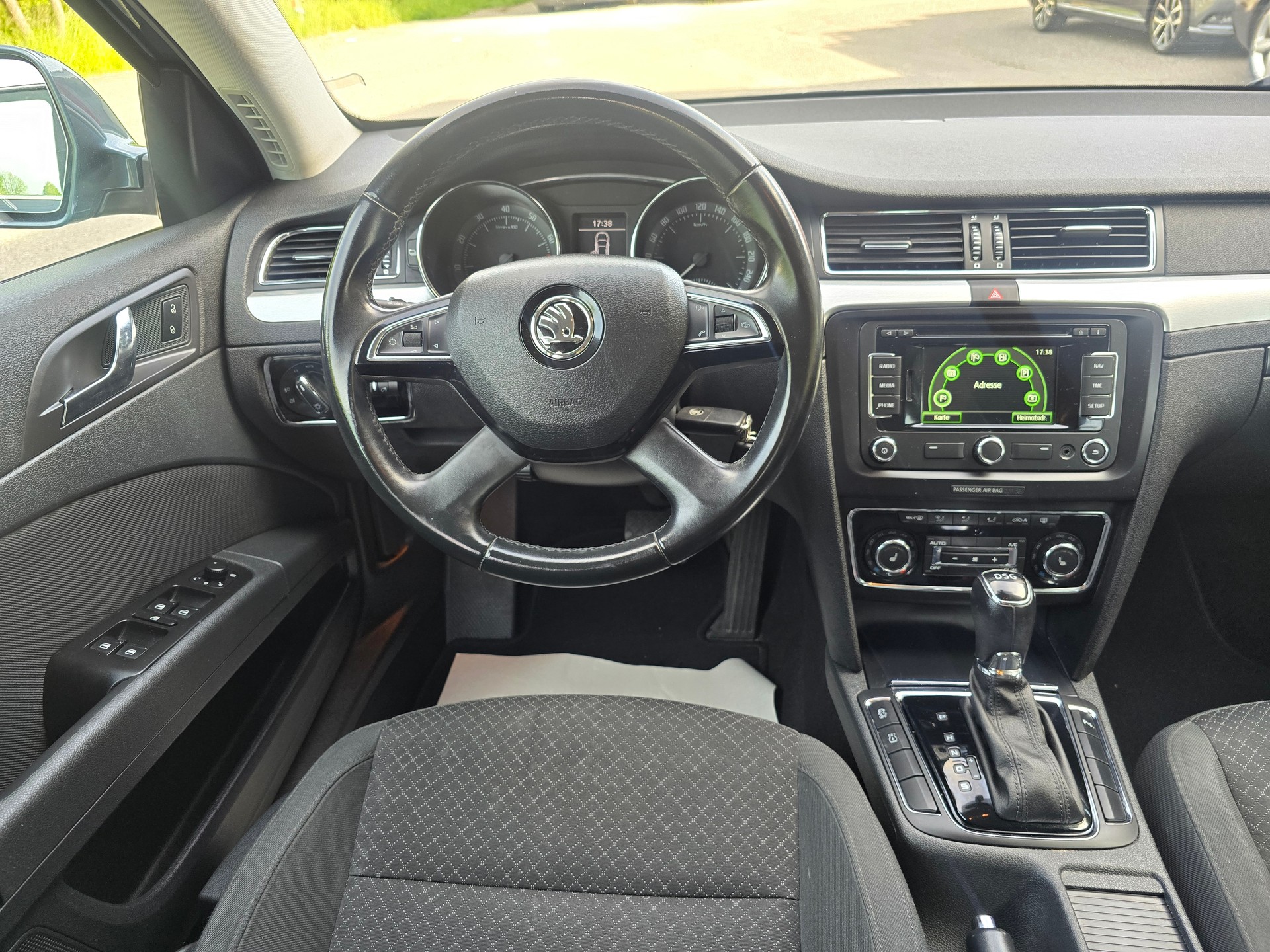 SKODA Superb Combi 1.8 TSI Elegance DSG-image-16