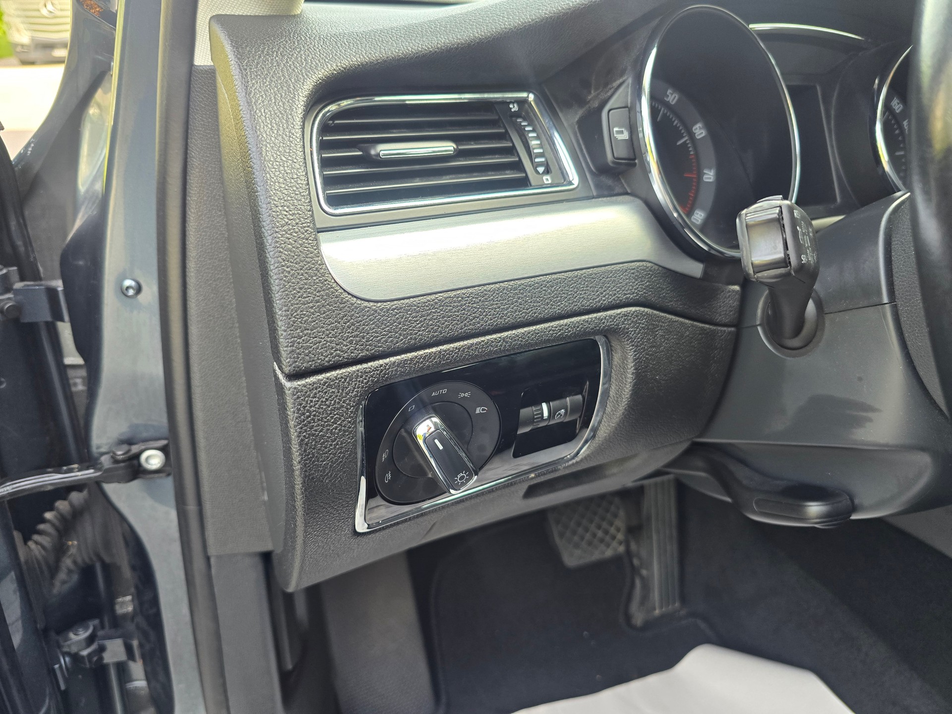 SKODA Superb Combi 1.8 TSI Elegance DSG-image-17