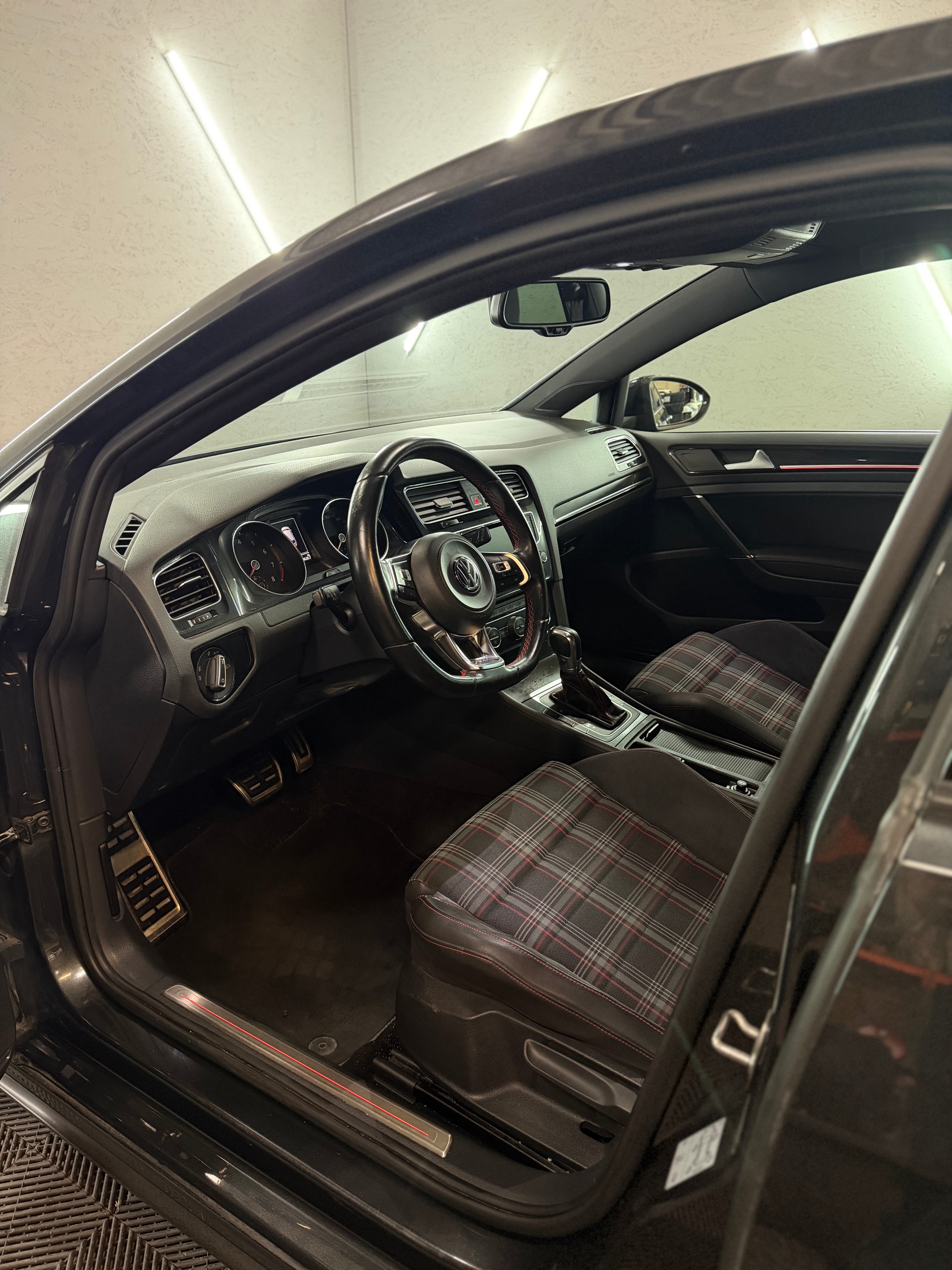 VW Golf 2.0 TSI GTI Performance DSG-image-9