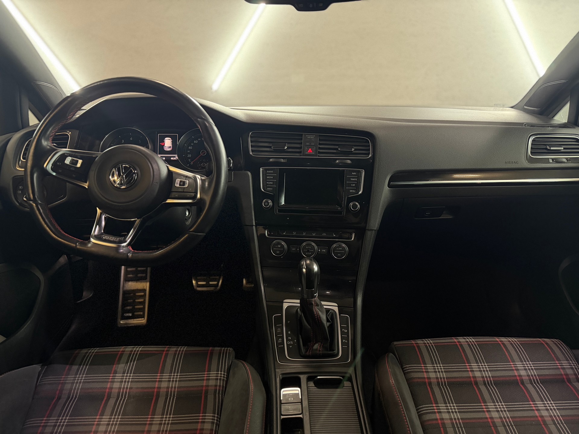 VW Golf 2.0 TSI GTI Performance DSG-image-8