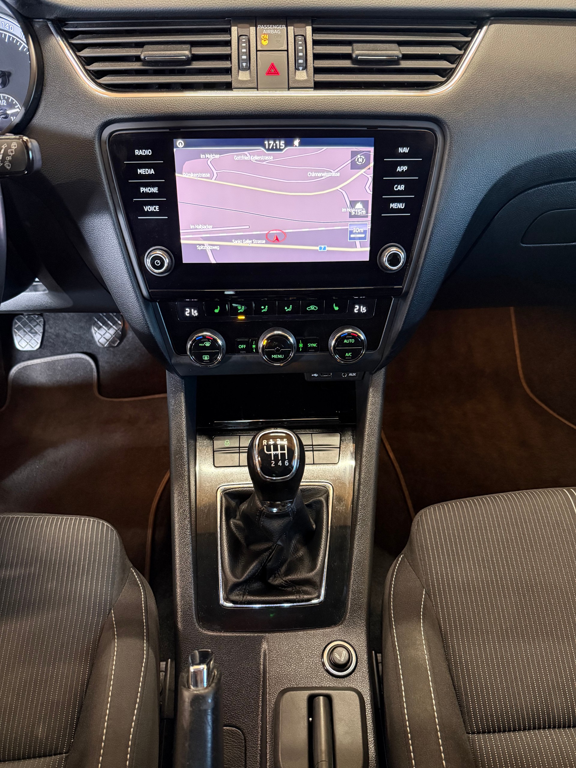 SKODA Octavia Combi 1.4 TSI Style-image-11