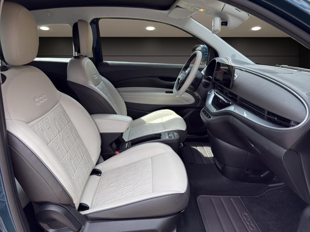 FIAT 500e Cabrio La Prima-image-11