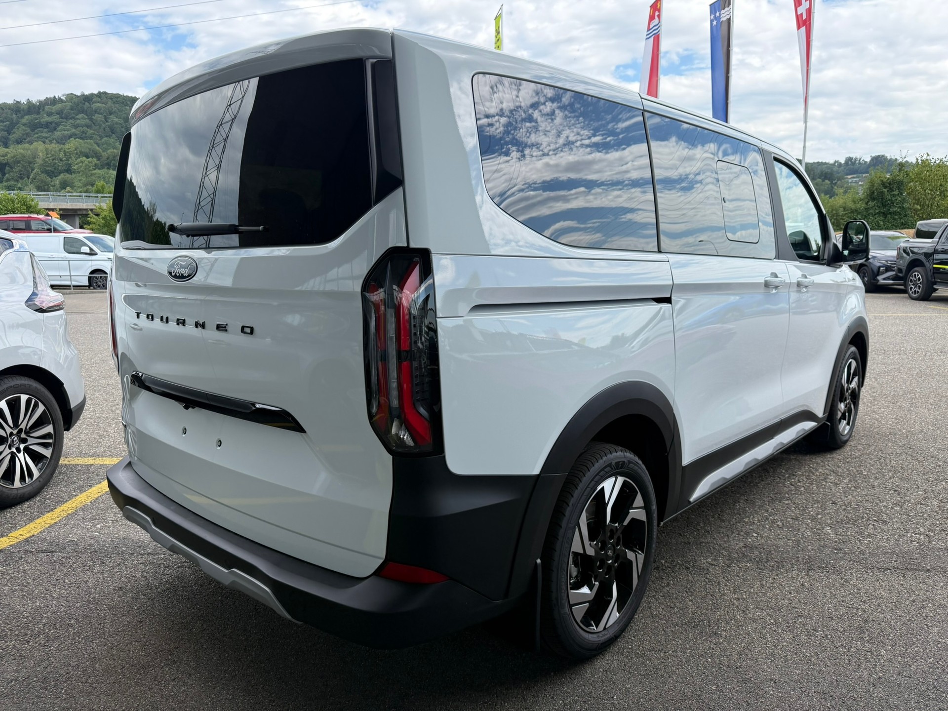FORD Tourneo Bus 340 L1H1 PHEV Active-image-5