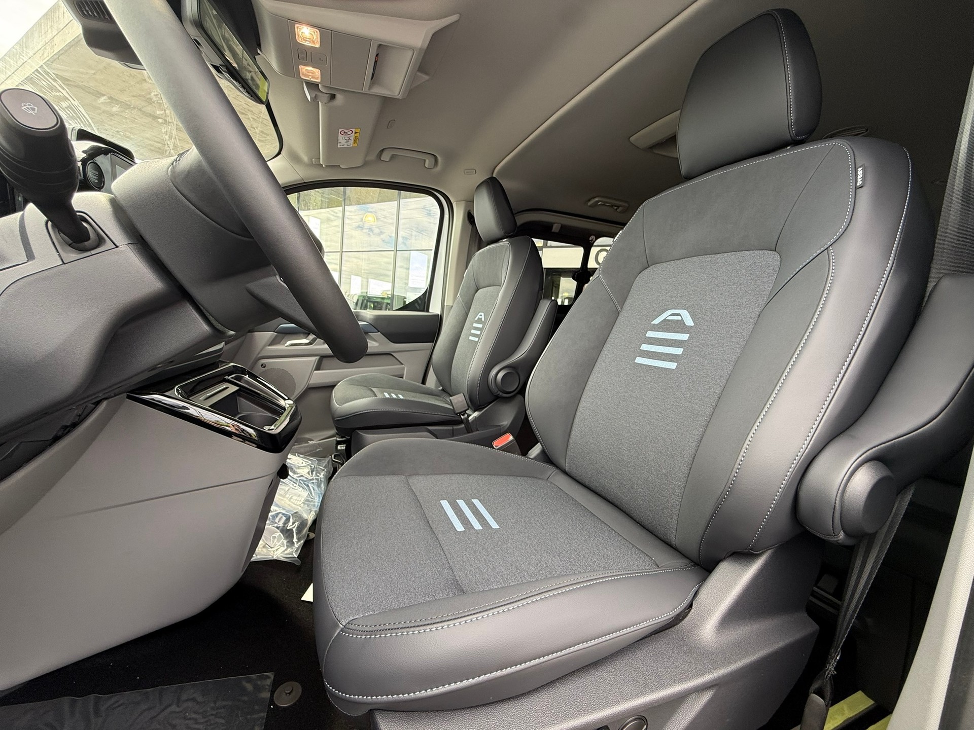 FORD Tourneo Bus 340 L1H1 PHEV Active-image-6