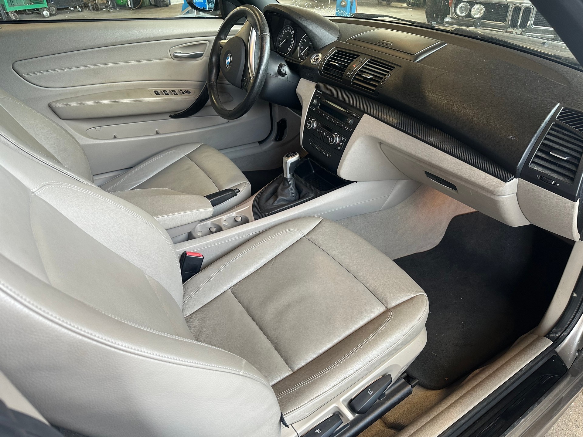 BMW 120i Cabrio-image-9