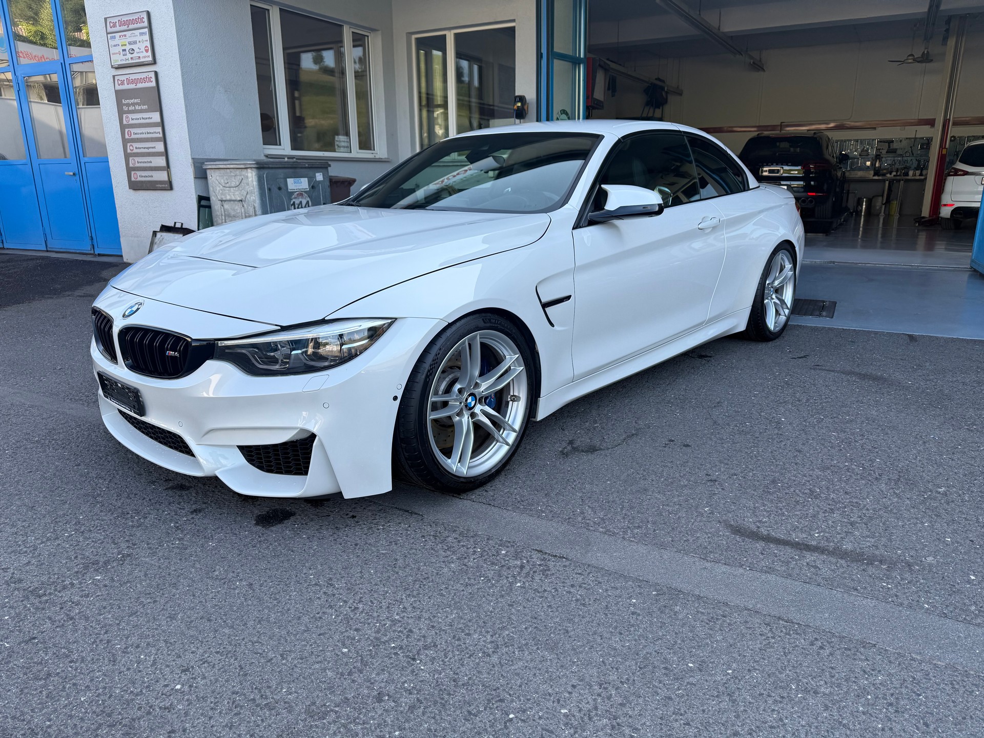 BMW M4 Cabriolet Competition DKG-showroom-element-3