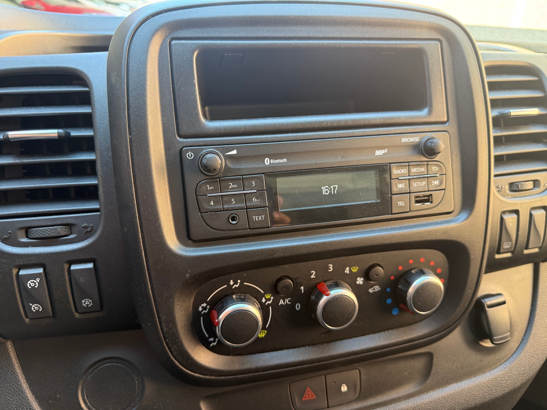 RENAULT Trafic 2.0 Energy dCi 120 3.0t L1H1-image-8