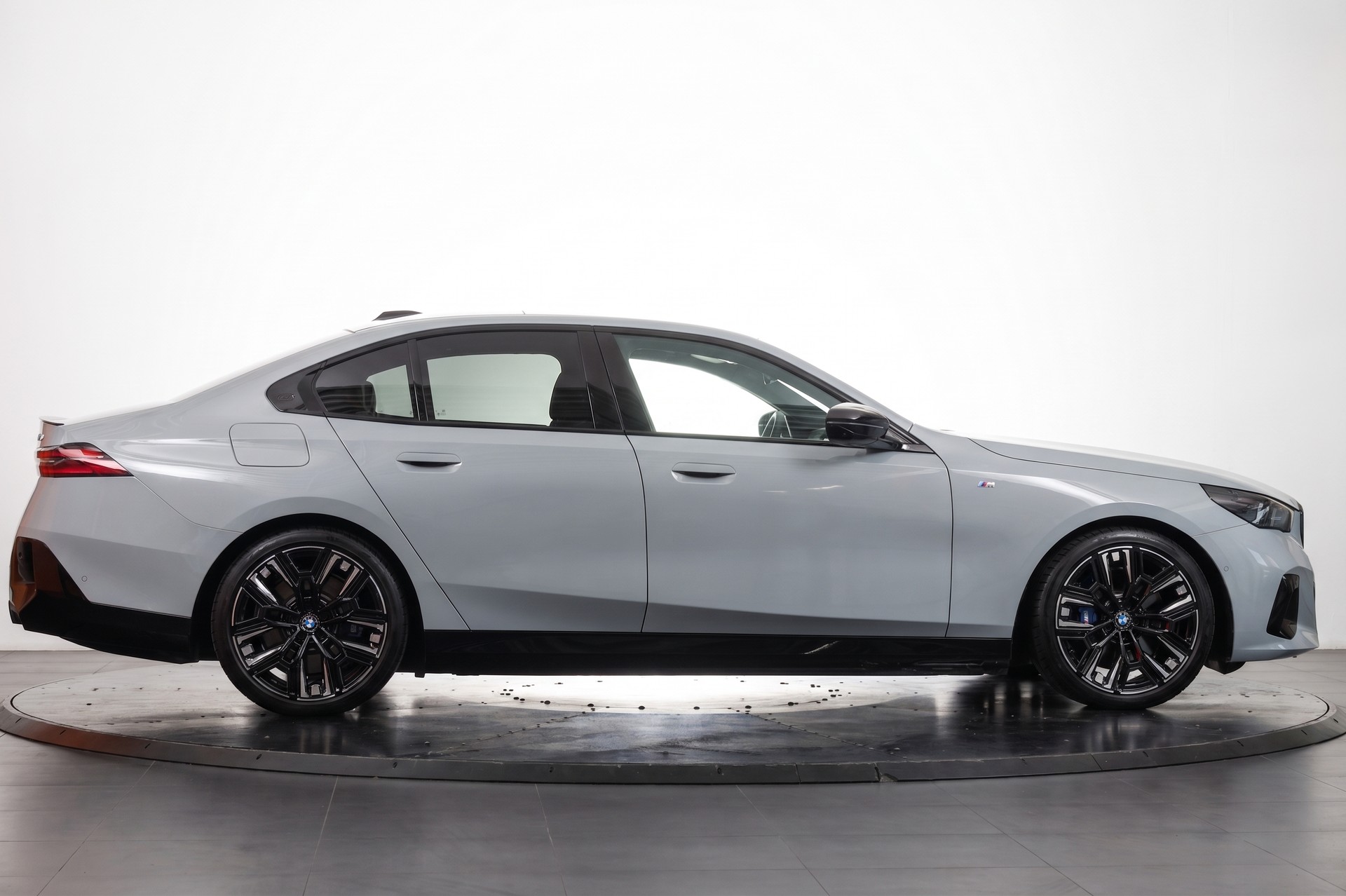 BMW i5 M60 xDrive M Sport Pro Brooklyn Grau * CH * Pack Travel & Confort-showroom-element-3
