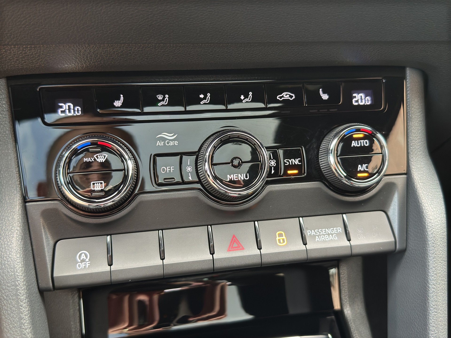 SKODA Karoq 1.5TSI Sport Line Aut. Panorama-Schiebedach-image-21