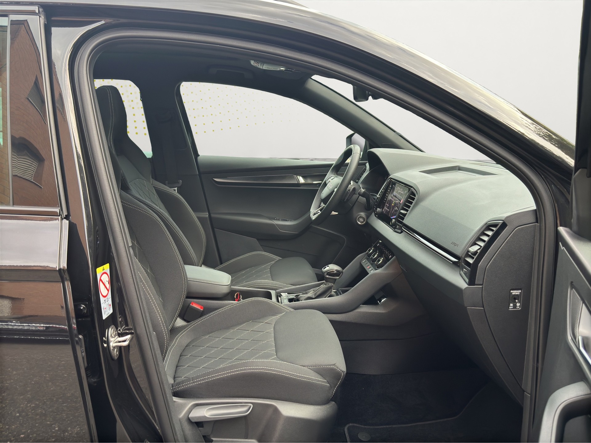 SKODA Karoq 1.5TSI Sport Line Aut. Panorama-Schiebedach-image-12