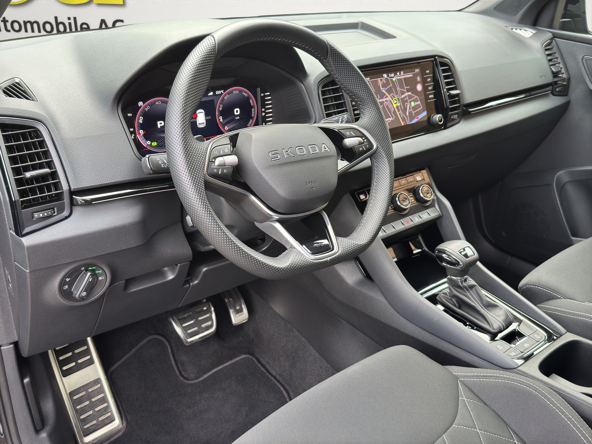 SKODA Karoq 1.5TSI Sport Line Aut. Panorama-Schiebedach-image-10