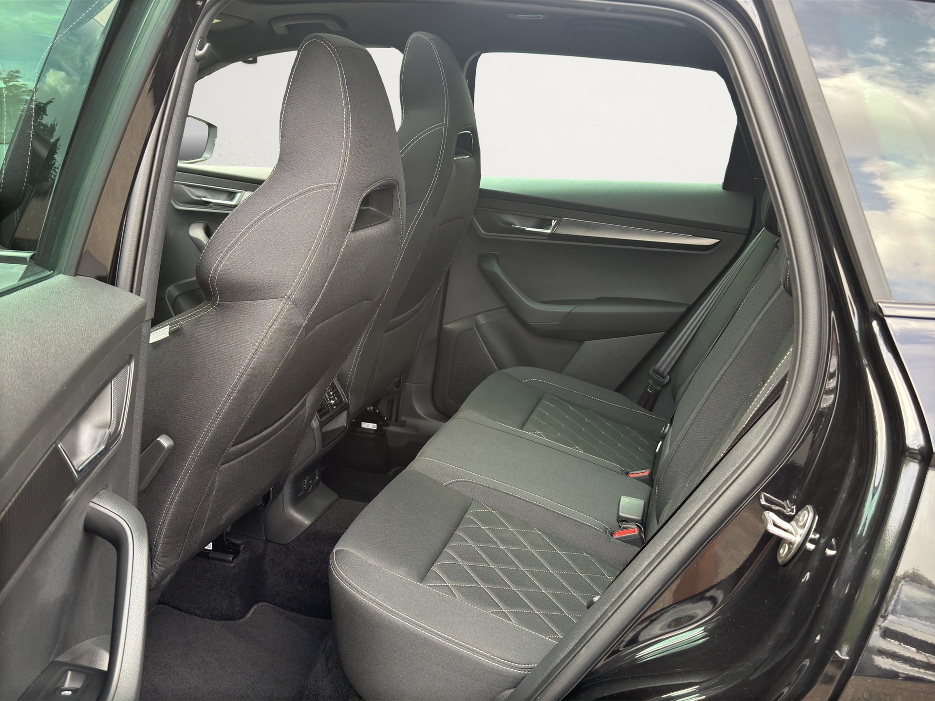 SKODA Karoq 1.5TSI Sport Line Aut. Panorama-Schiebedach-image-13