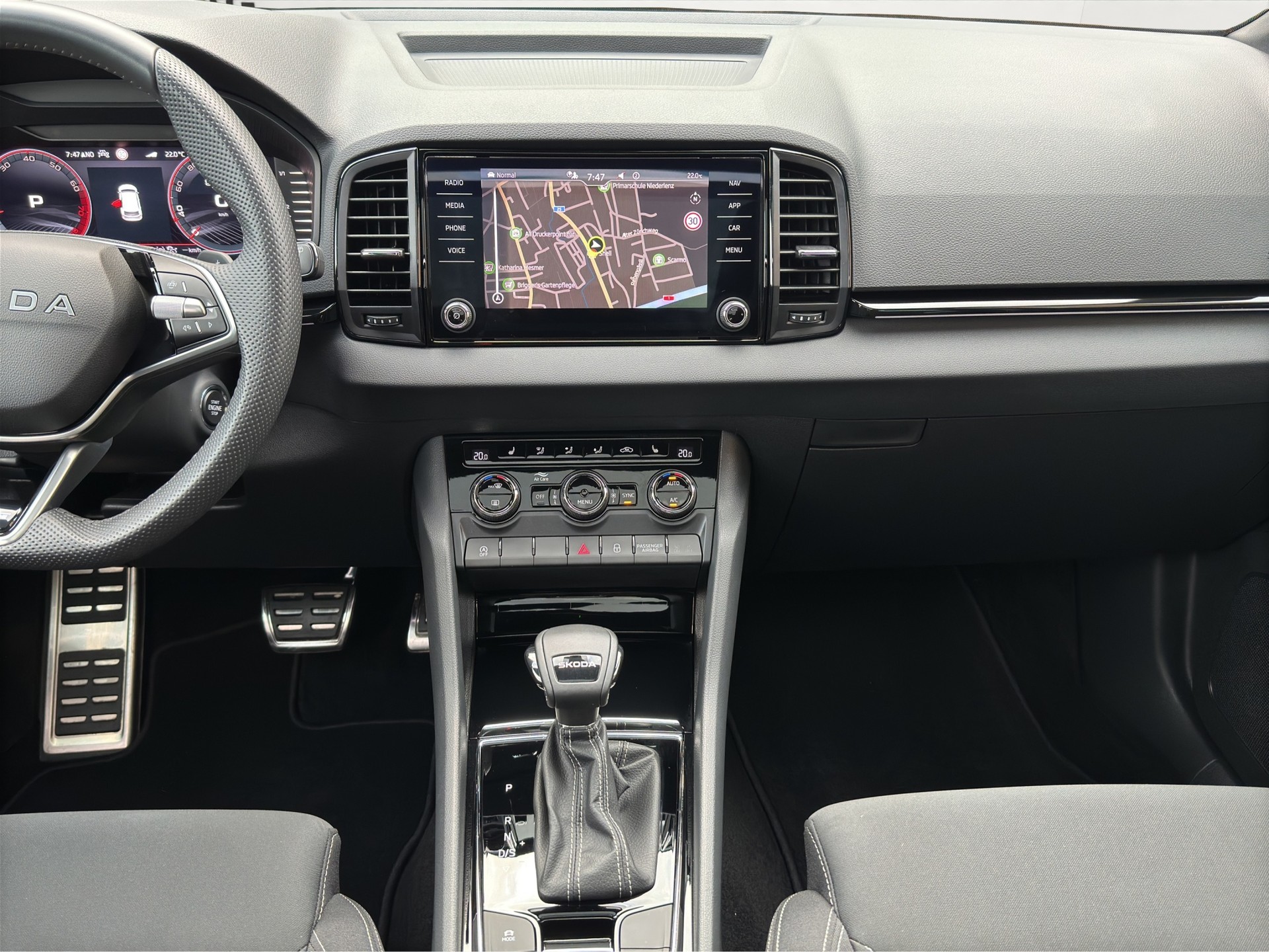 SKODA Karoq 1.5TSI Sport Line Aut. Panorama-Schiebedach-image-20