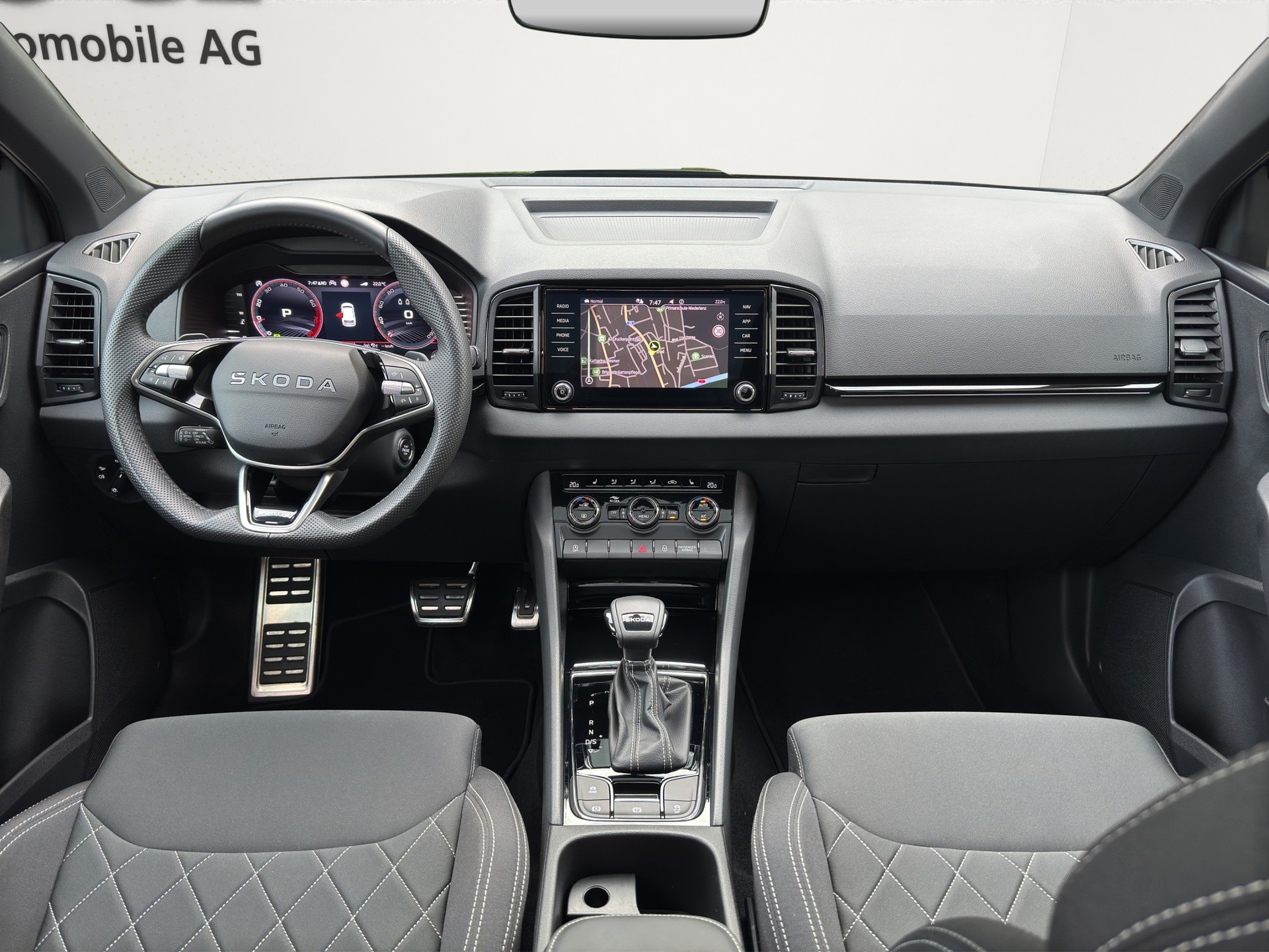 SKODA Karoq 1.5TSI Sport Line Aut. Panorama-Schiebedach-image-9