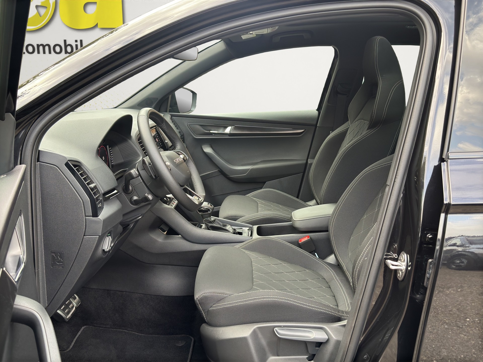SKODA Karoq 1.5TSI Sport Line Aut. Panorama-Schiebedach-image-11