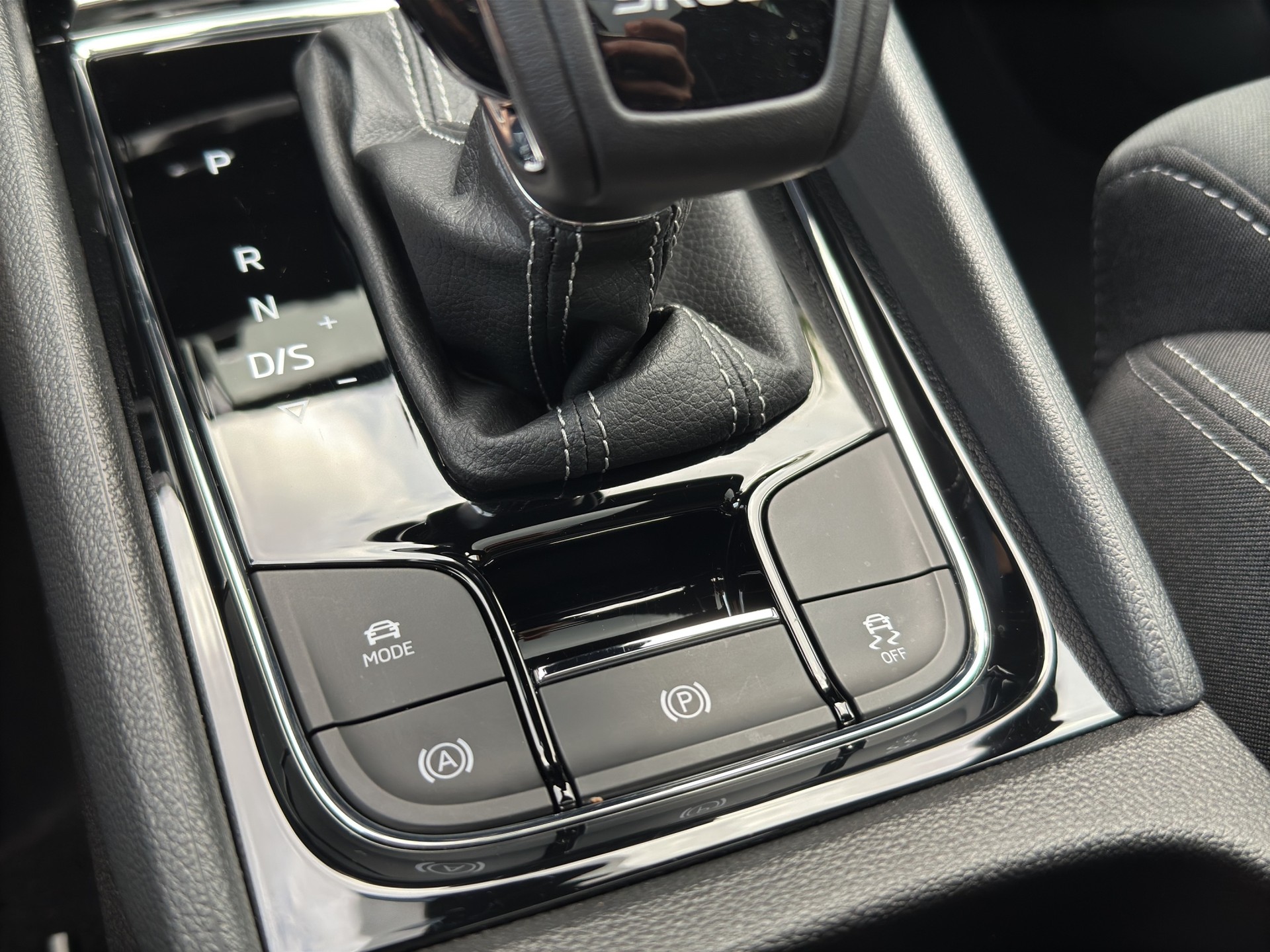 SKODA Karoq 1.5TSI Sport Line Aut. Panorama-Schiebedach-image-22