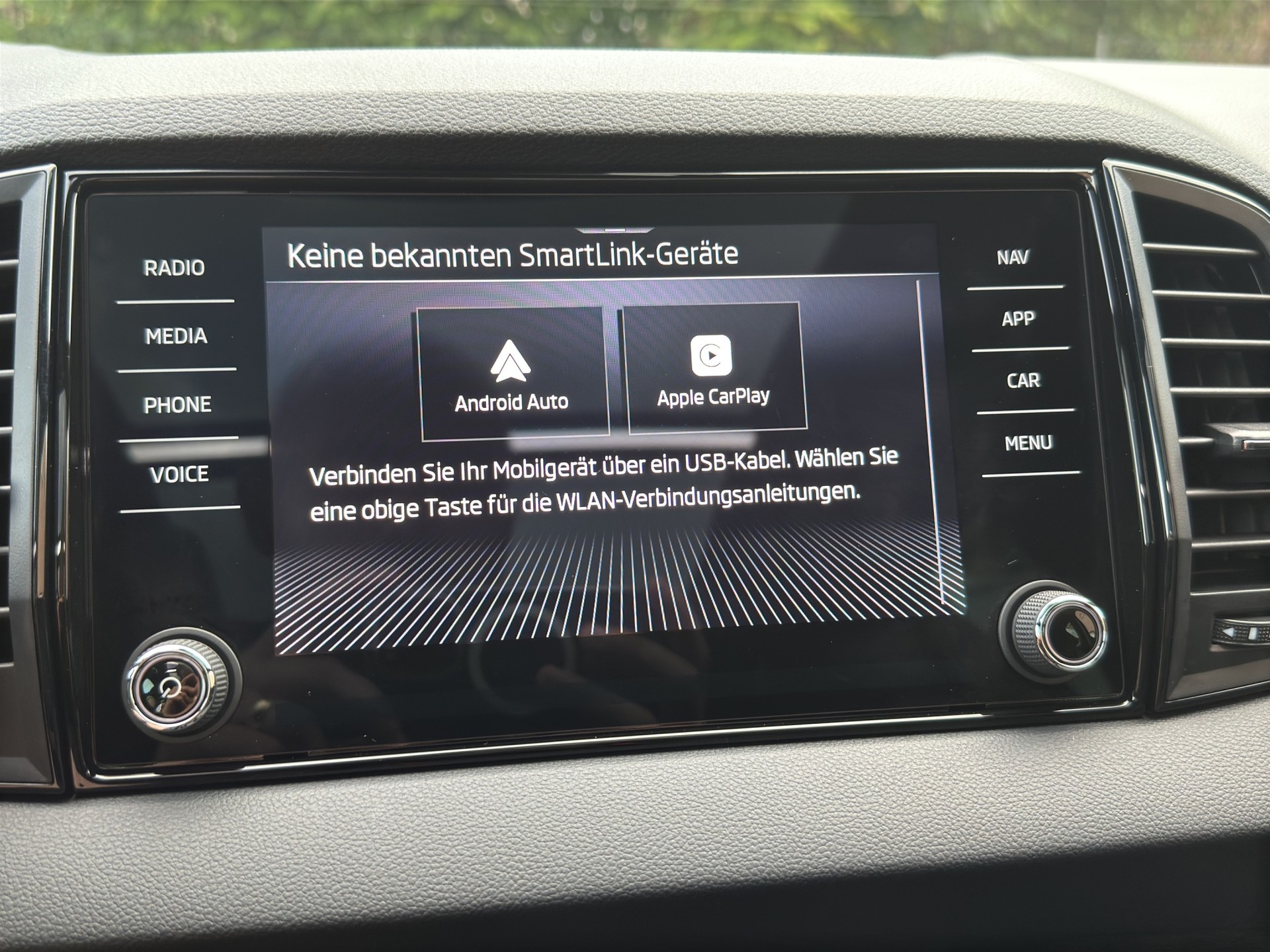 SKODA Karoq 1.5TSI Sport Line Aut. Panorama-Schiebedach-image-18