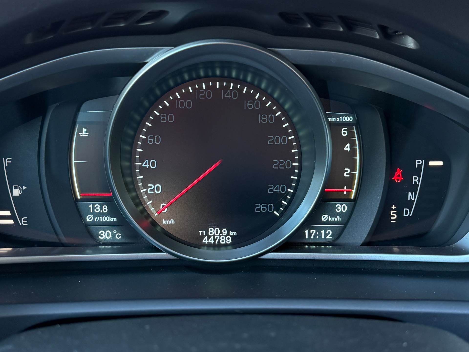 VOLVO V40 CC 2.0 T4 Kinetic AWD S/S-image-14