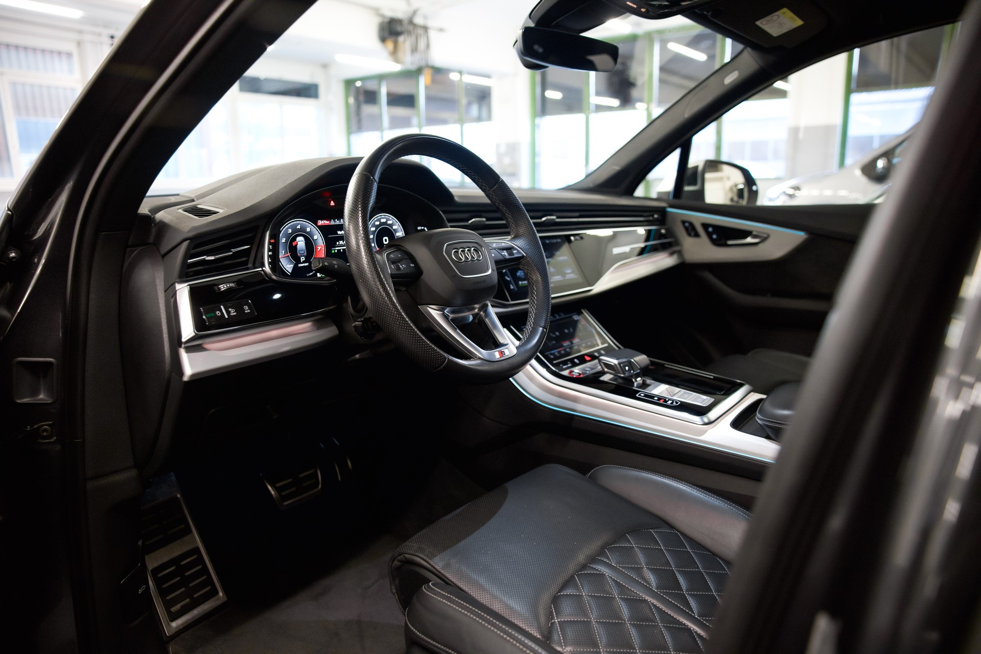 AUDI SQ7 TFSI quattro tiptronic-image-16
