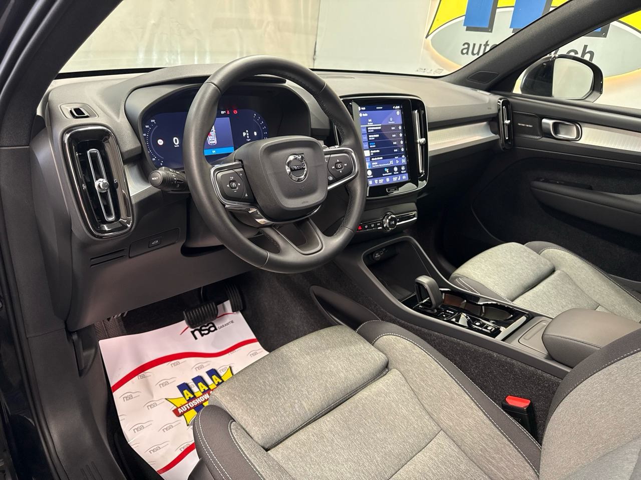 VOLVO XC40 B3 BLACK EDITION PLUS DCT-showroom-element-2