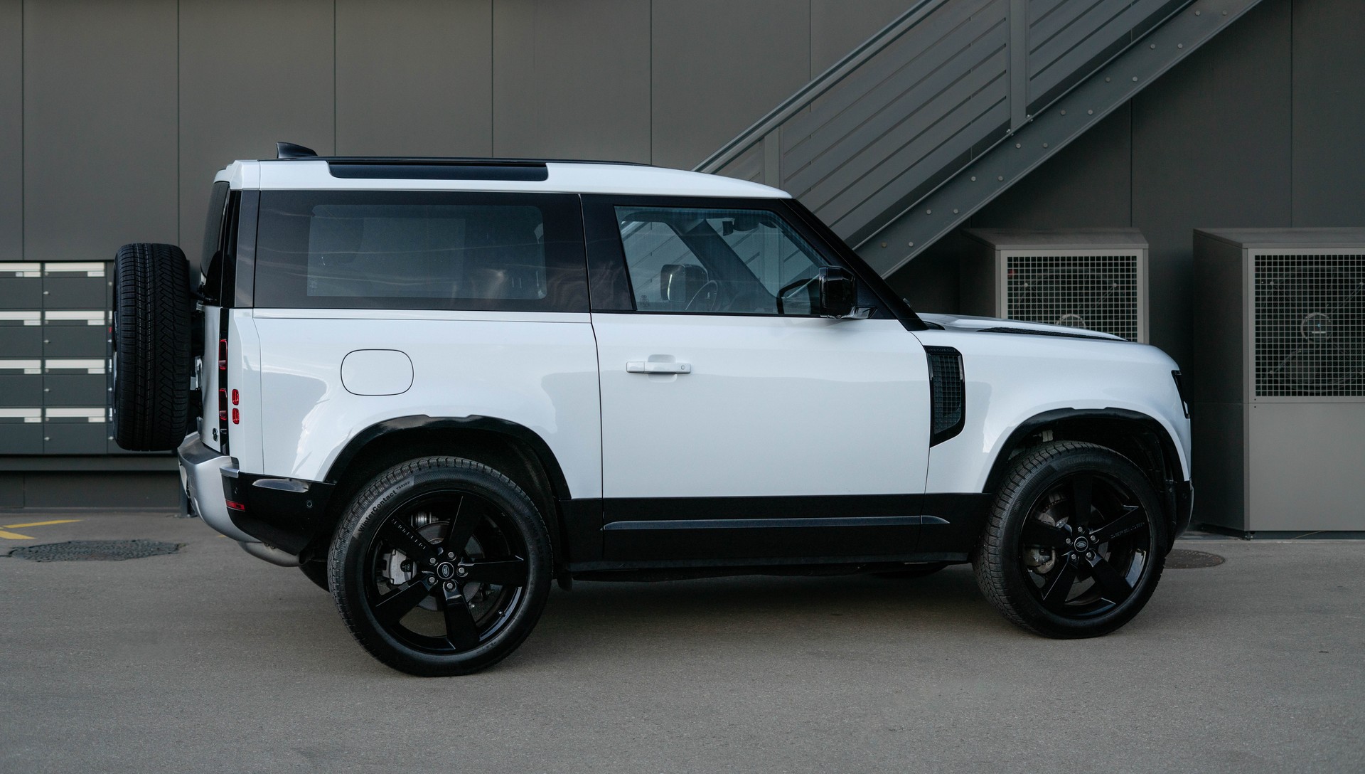 LAND ROVER Defender 90 3.0D I6 X-Dynamic S AT8-showroom-element-3