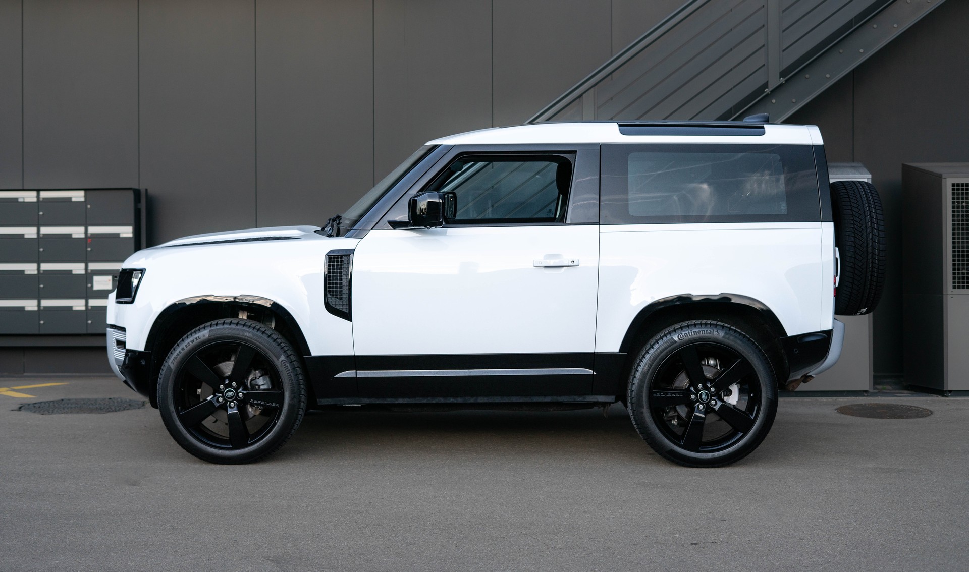 LAND ROVER Defender 90 3.0D I6 X-Dynamic S AT8-showroom-element-2