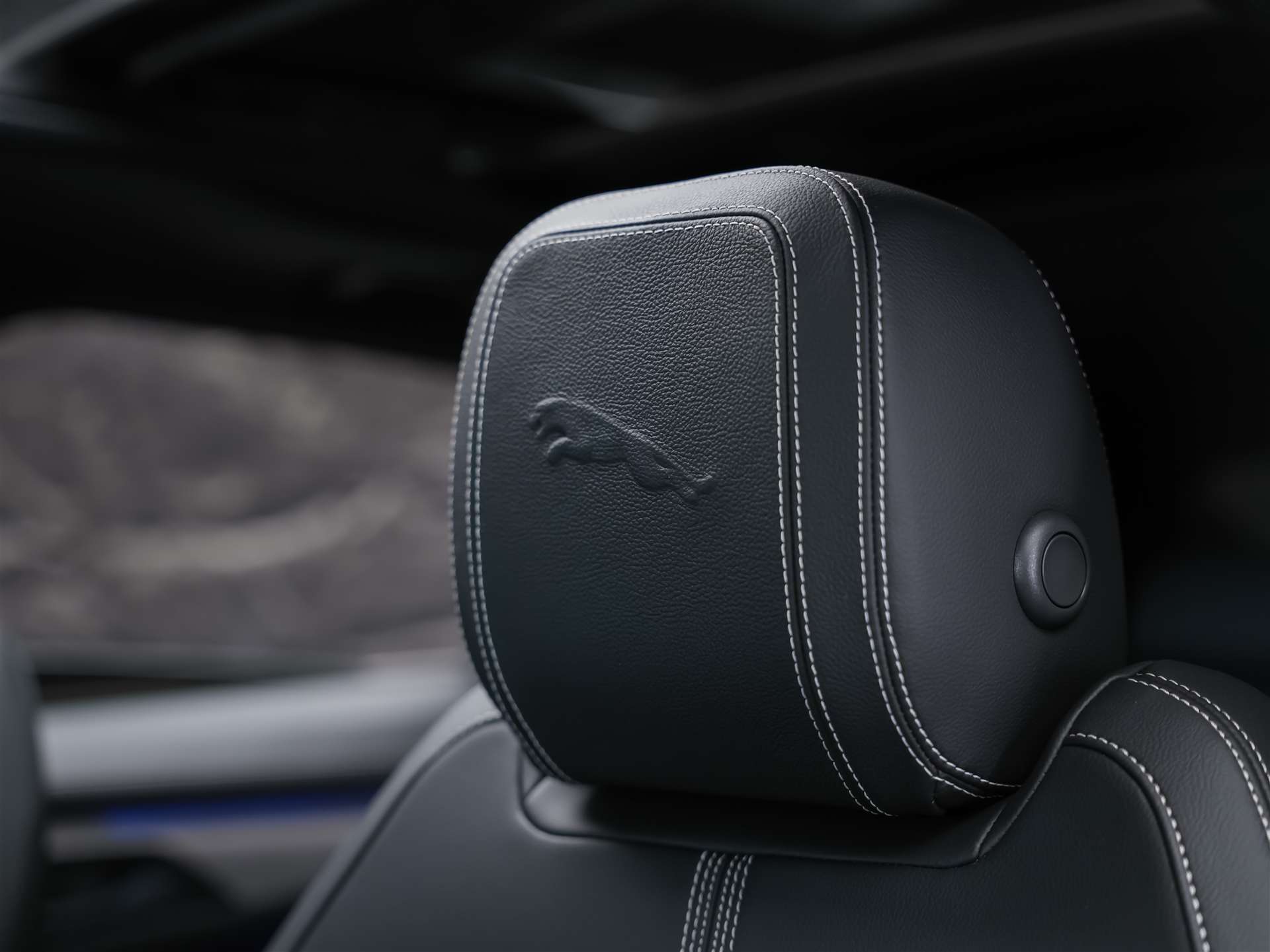 JAGUAR F-Pace 3.0 D300 R-Dynamic MHEV SE AWD *Facelift*Panorama*Meridian*Lenkradheizung*-image-11