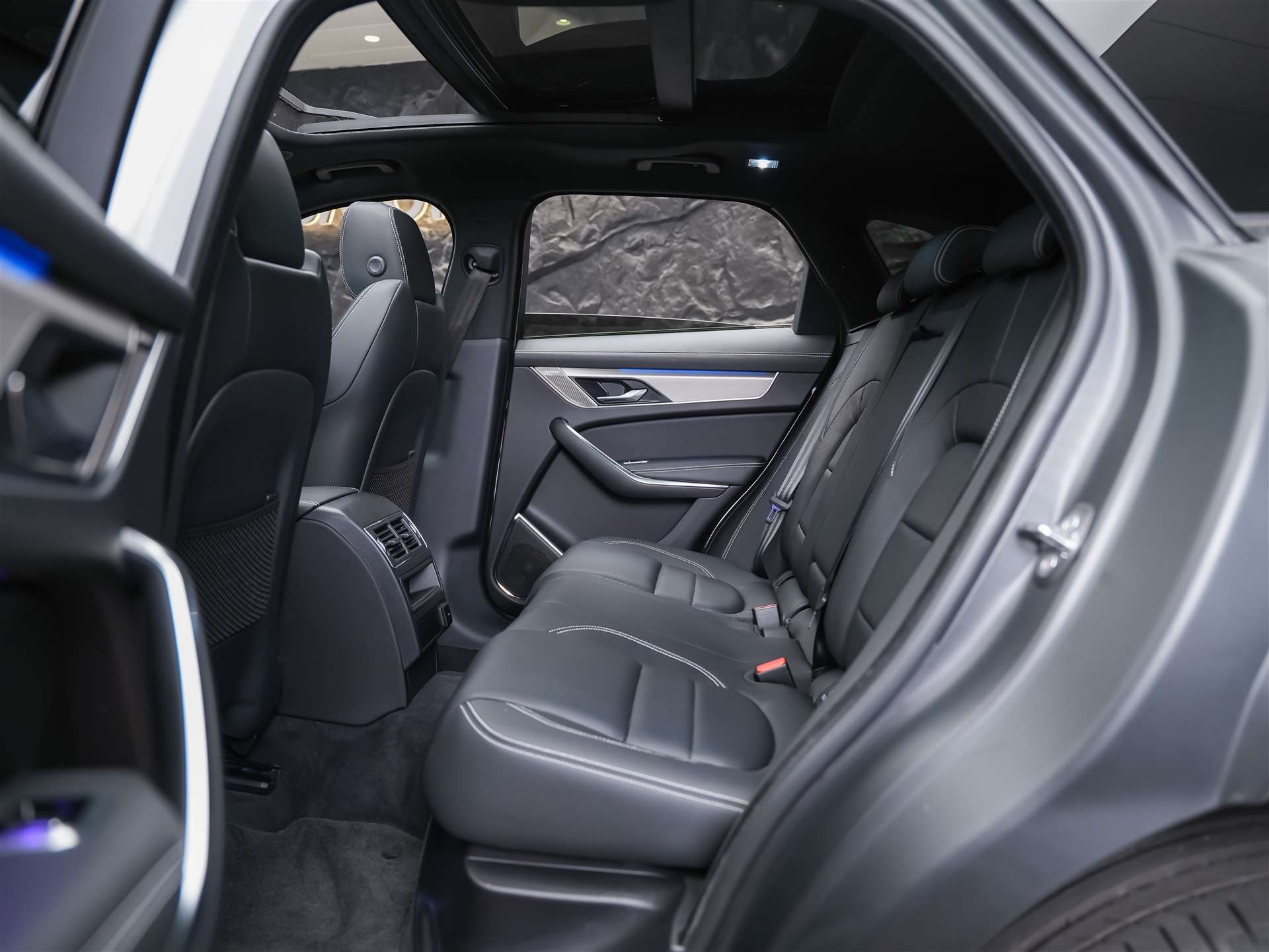 JAGUAR F-Pace 3.0 D300 R-Dynamic MHEV SE AWD *Facelift*Panorama*Meridian*Lenkradheizung*-image-15