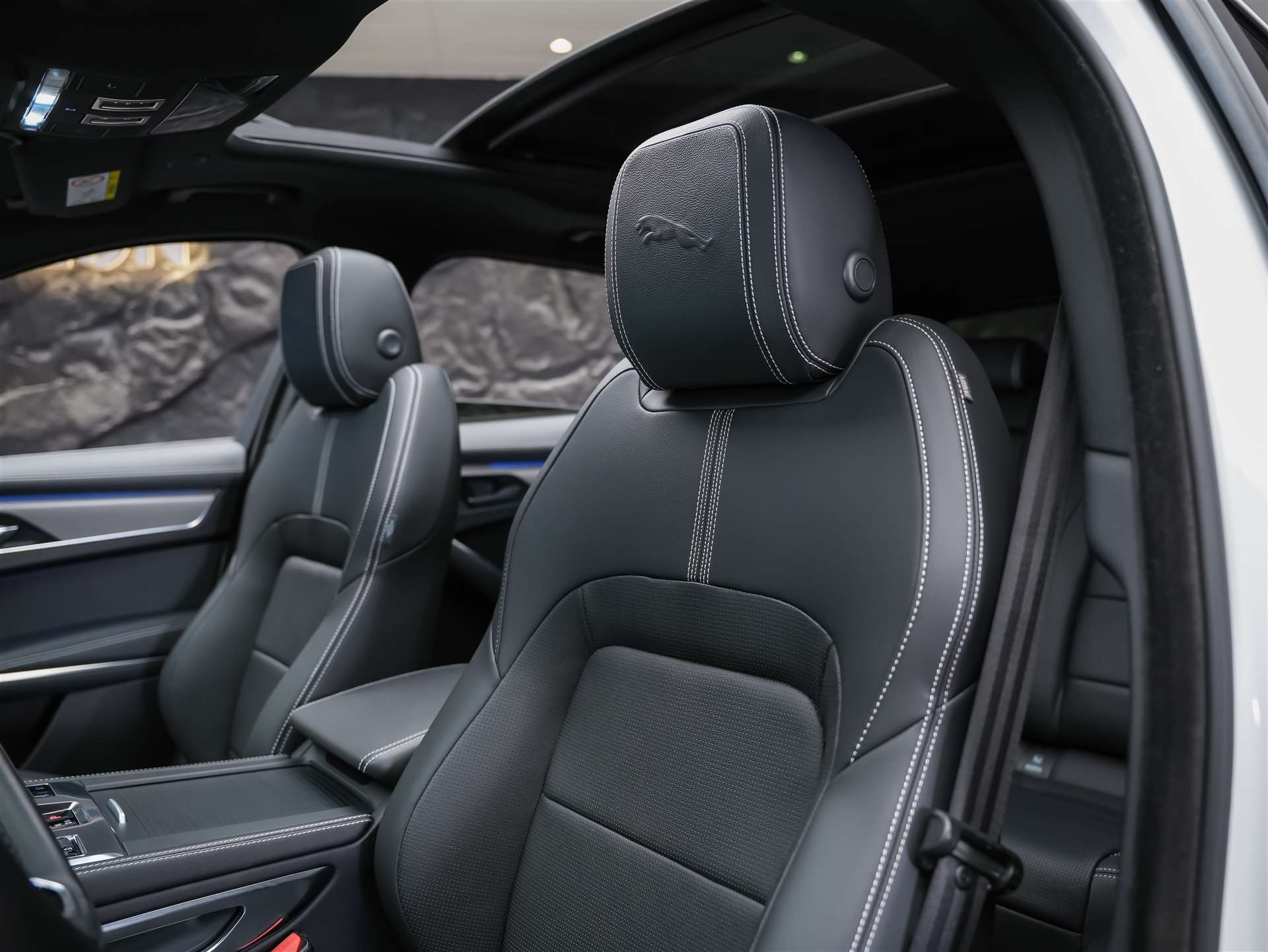 JAGUAR F-Pace 3.0 D300 R-Dynamic MHEV SE AWD *Facelift*Panorama*Meridian*Lenkradheizung*-image-10