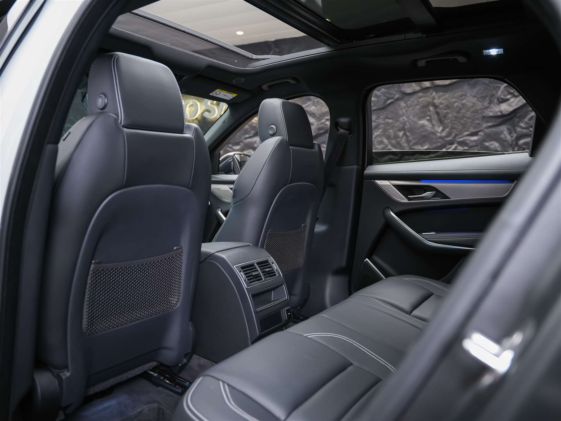 JAGUAR F-Pace 3.0 D300 R-Dynamic MHEV SE AWD *Facelift*Panorama*Meridian*Lenkradheizung*-image-13