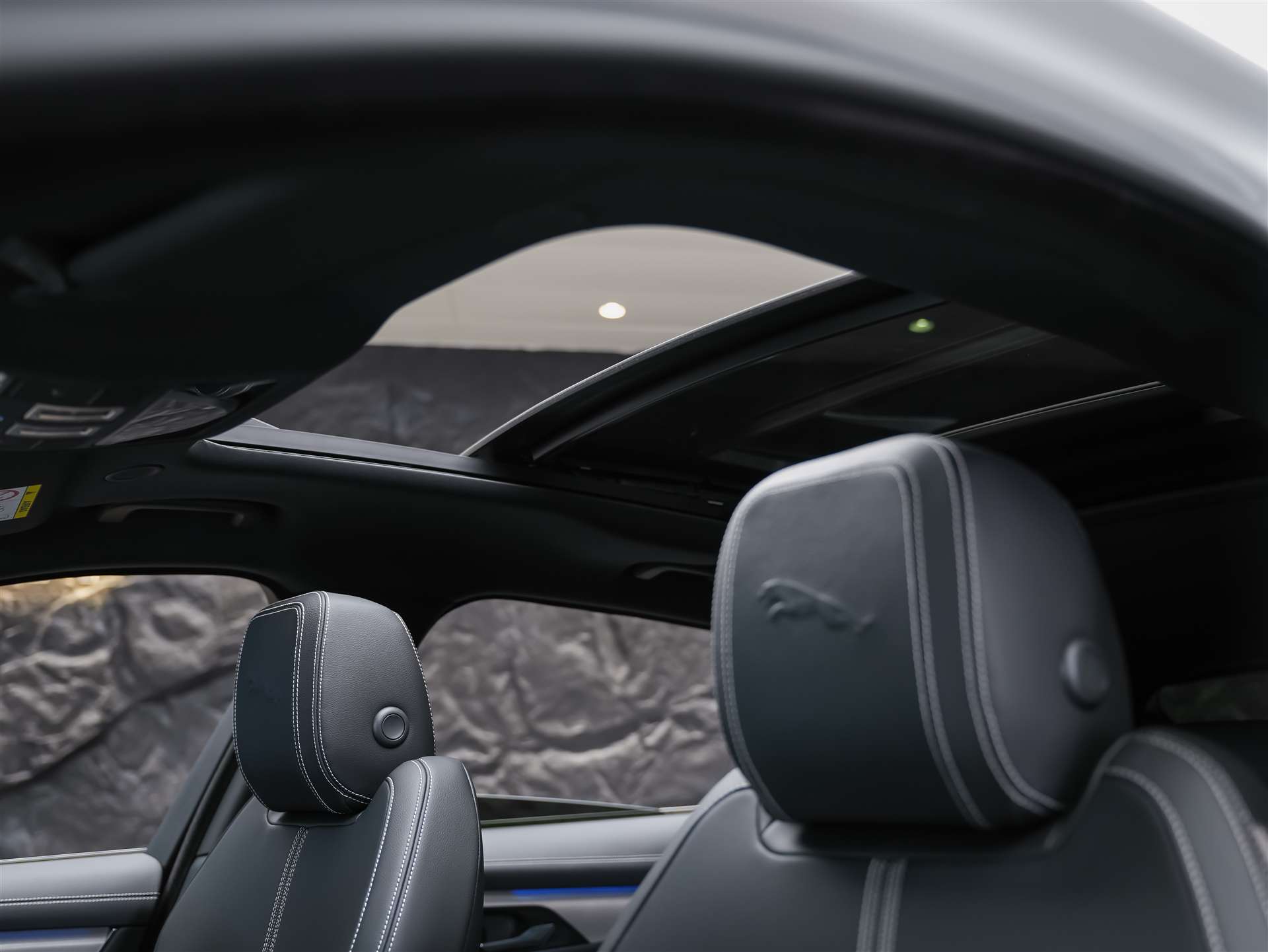JAGUAR F-Pace 3.0 D300 R-Dynamic MHEV SE AWD *Facelift*Panorama*Meridian*Lenkradheizung*-image-12