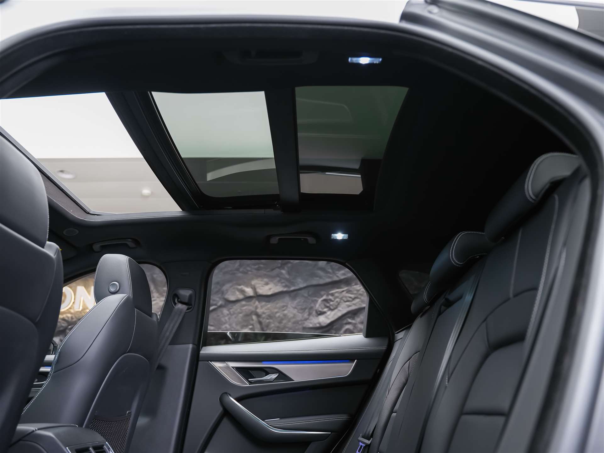 JAGUAR F-Pace 3.0 D300 R-Dynamic MHEV SE AWD *Facelift*Panorama*Meridian*Lenkradheizung*-image-14