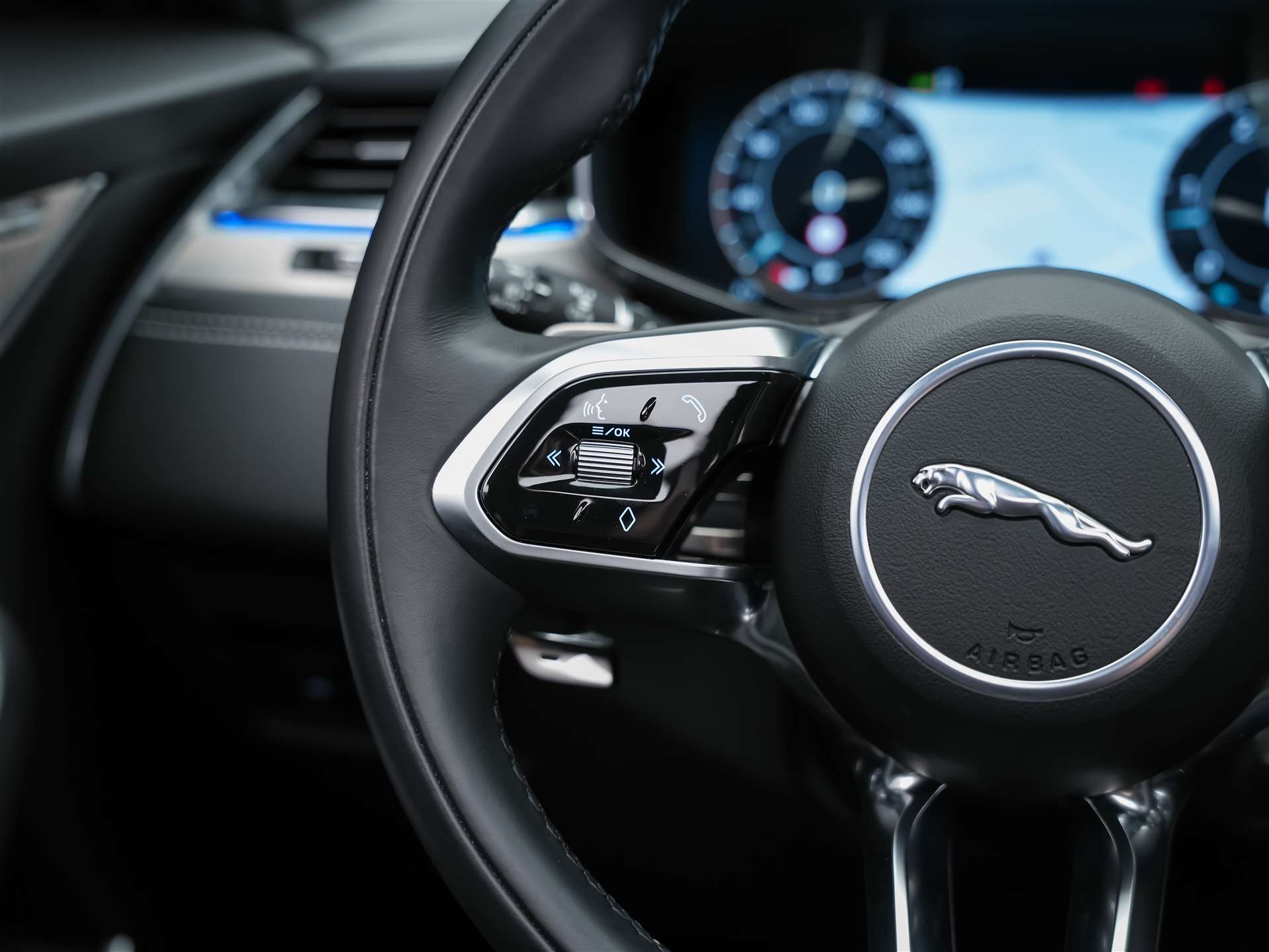 JAGUAR F-Pace 3.0 D300 R-Dynamic MHEV SE AWD *Facelift*Panorama*Meridian*Lenkradheizung*-image-30
