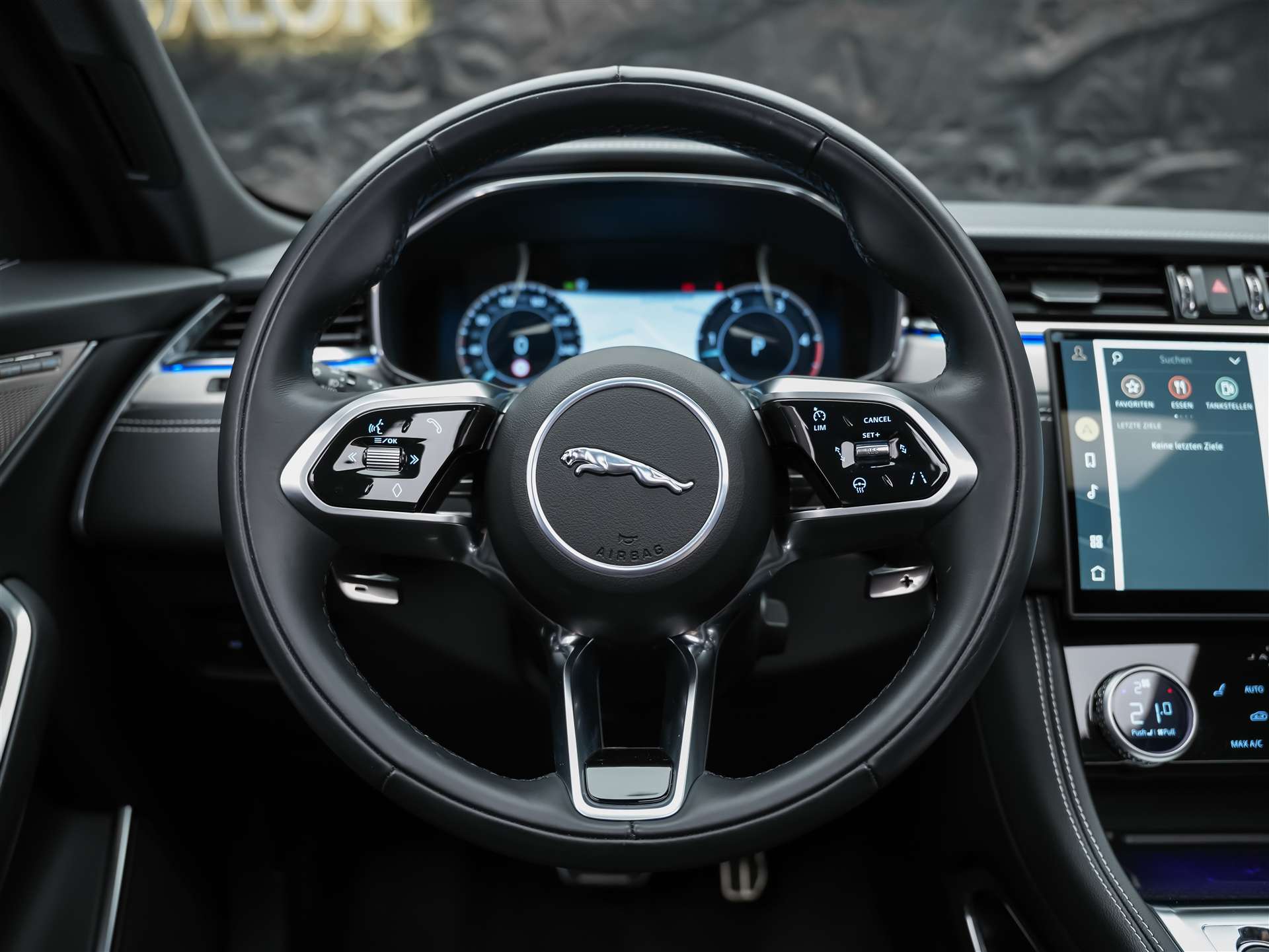 JAGUAR F-Pace 3.0 D300 R-Dynamic MHEV SE AWD *Facelift*Panorama*Meridian*Lenkradheizung*-image-29