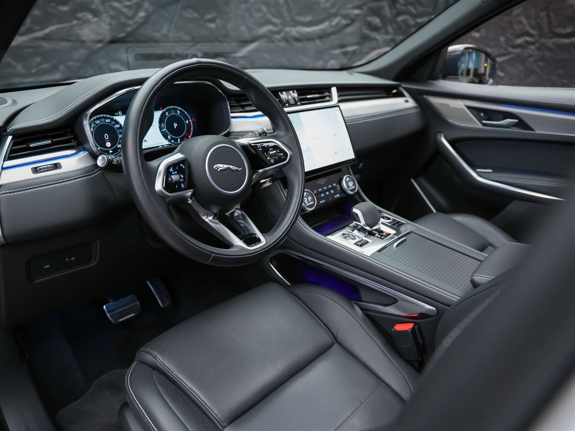 JAGUAR F-Pace 3.0 D300 R-Dynamic MHEV SE AWD *Facelift*Panorama*Meridian*Lenkradheizung*-image-8
