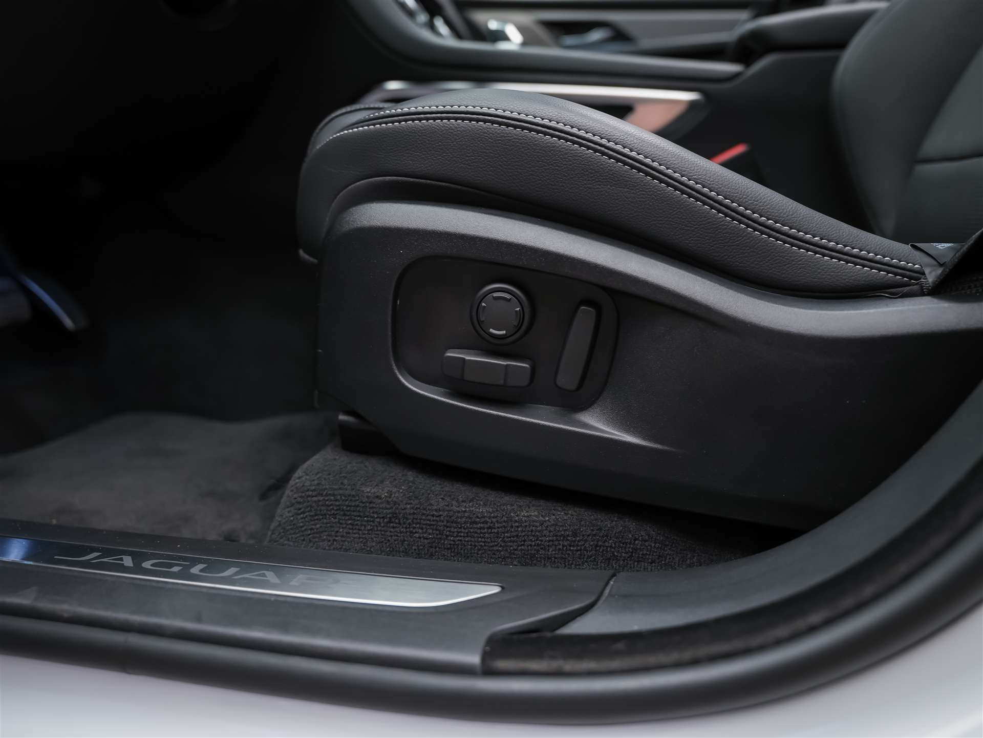 JAGUAR F-Pace 3.0 D300 R-Dynamic MHEV SE AWD *Facelift*Panorama*Meridian*Lenkradheizung*-image-28