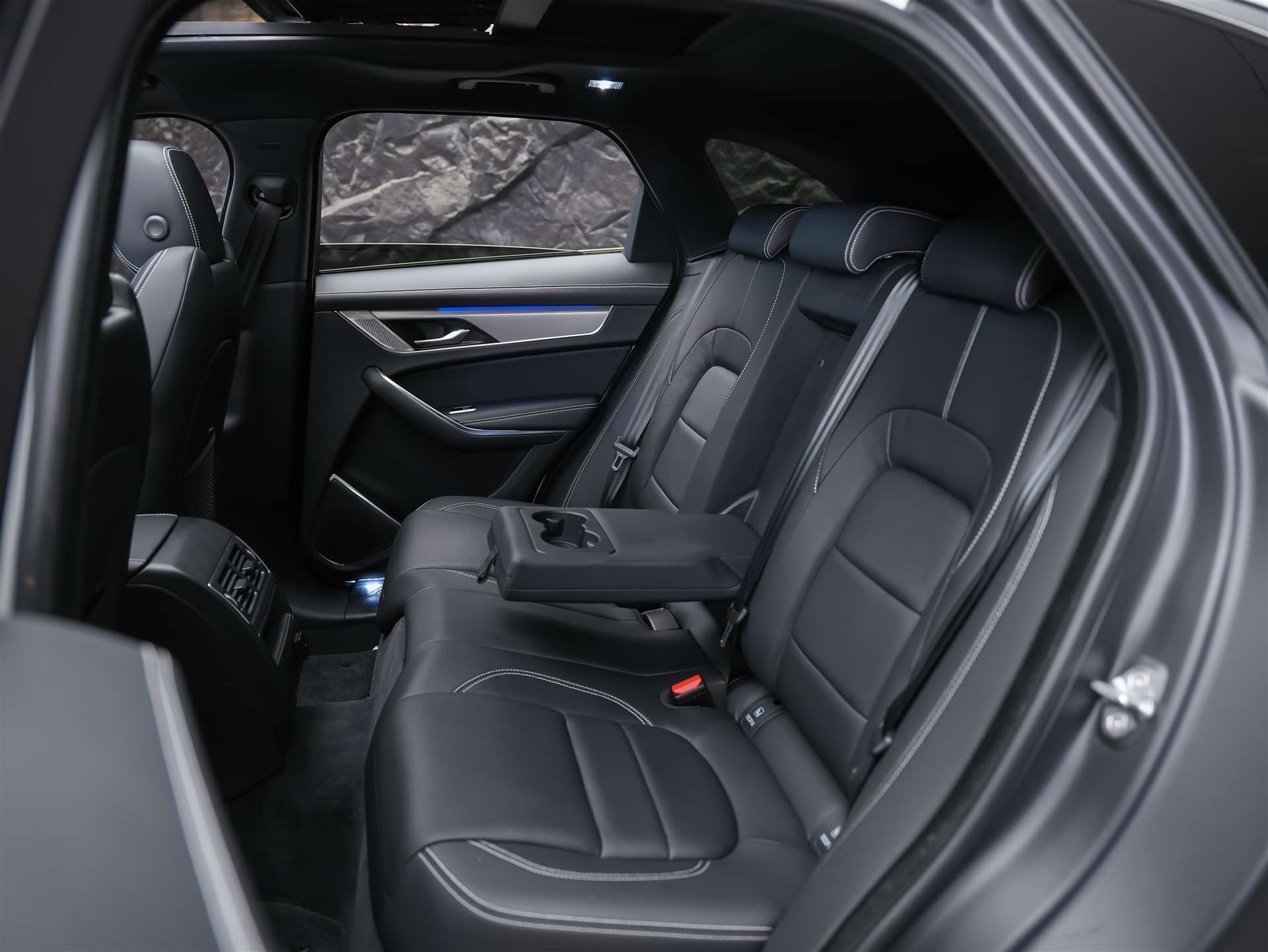 JAGUAR F-Pace 3.0 D300 R-Dynamic MHEV SE AWD *Facelift*Panorama*Meridian*Lenkradheizung*-image-16