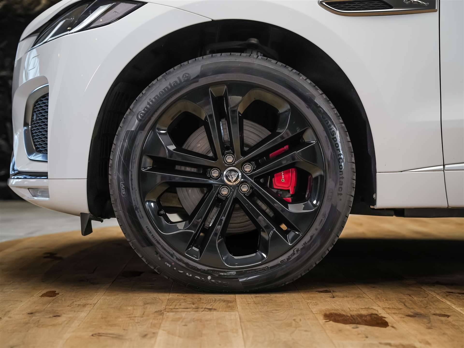JAGUAR F-Pace 3.0 D300 R-Dynamic MHEV SE AWD *Facelift*Panorama*Meridian*Lenkradheizung*-image-19