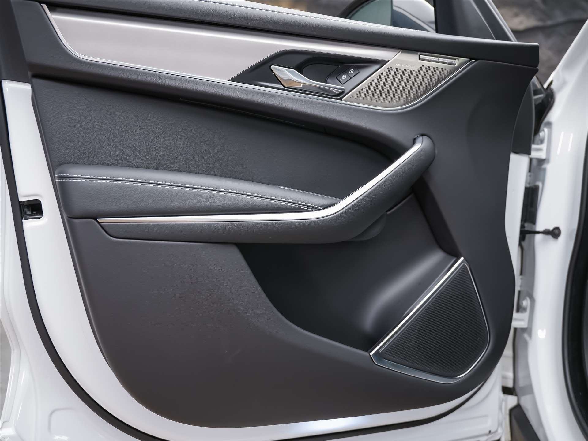 JAGUAR F-Pace 3.0 D300 R-Dynamic MHEV SE AWD *Facelift*Panorama*Meridian*Lenkradheizung*-image-26