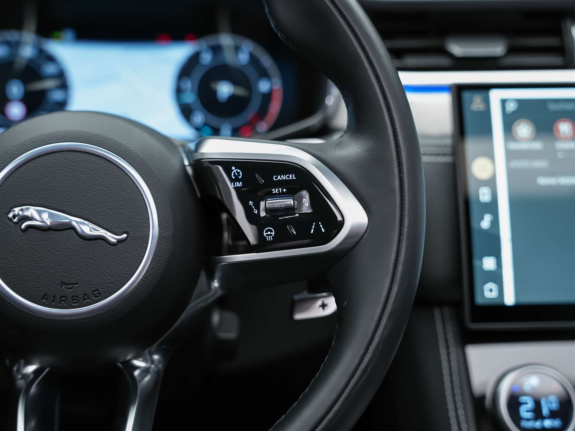 JAGUAR F-Pace 3.0 D300 R-Dynamic MHEV SE AWD *Facelift*Panorama*Meridian*Lenkradheizung*-image-31