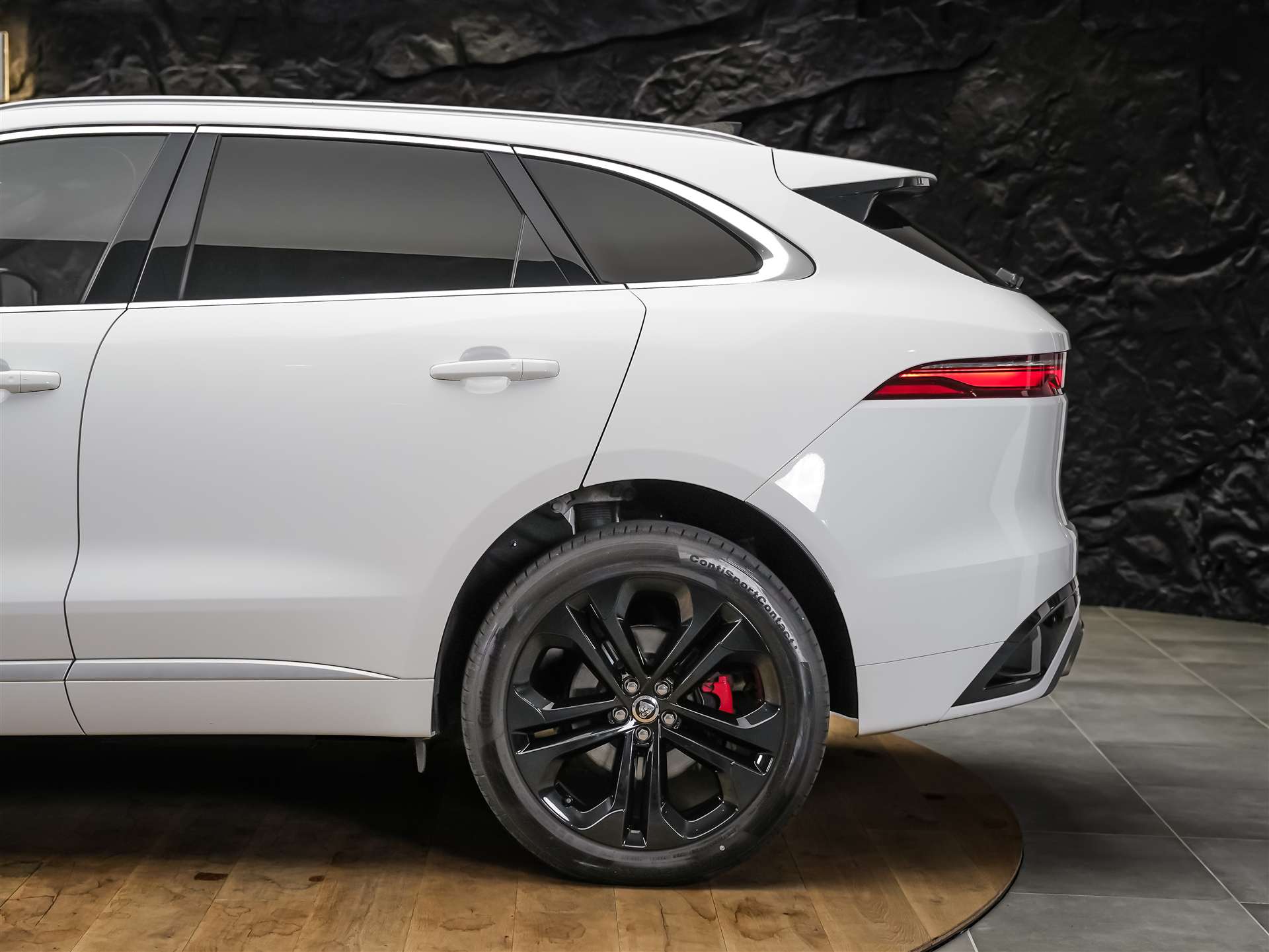 JAGUAR F-Pace 3.0 D300 R-Dynamic MHEV SE AWD *Facelift*Panorama*Meridian*Lenkradheizung*-image-20