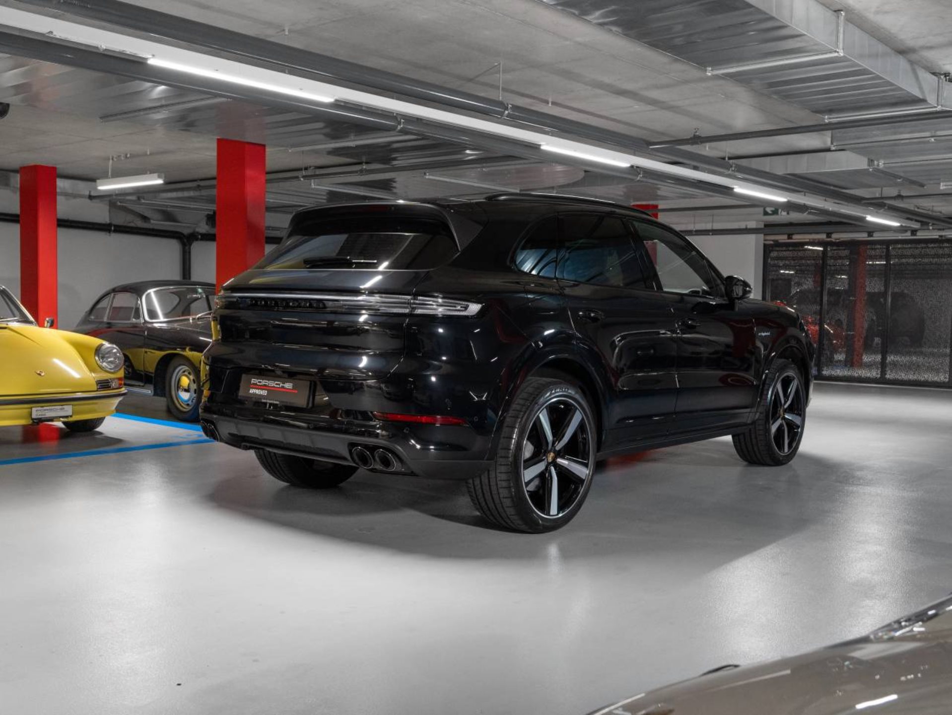 PORSCHE Cayenne S E-Hybrid-showroom-element-3