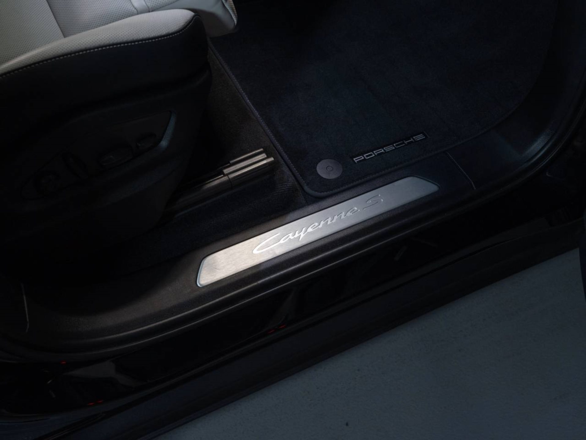 PORSCHE Cayenne S E-Hybrid-image-17