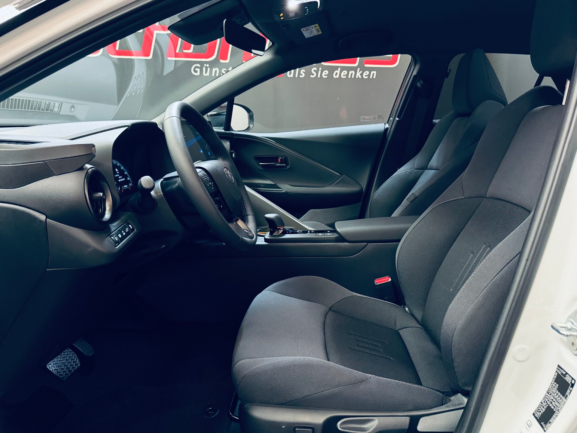TOYOTA C-HR 2.0 PHEV CVT Trend-image-13